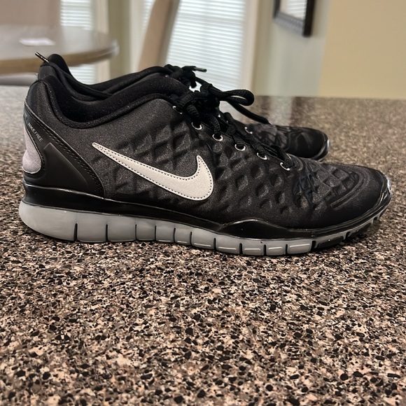 Nike training tennis shoe women’s size 9.5 black - Picture 4 of 14